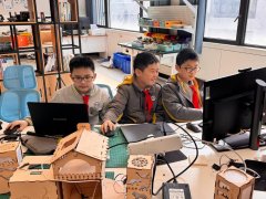 年级学生许毅恒和他的同窗们为“将来糊口尝试